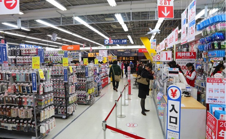 Blagajnik u Tokiju zapamtio podatke s kartica 1300 kupaca, krao im novac
